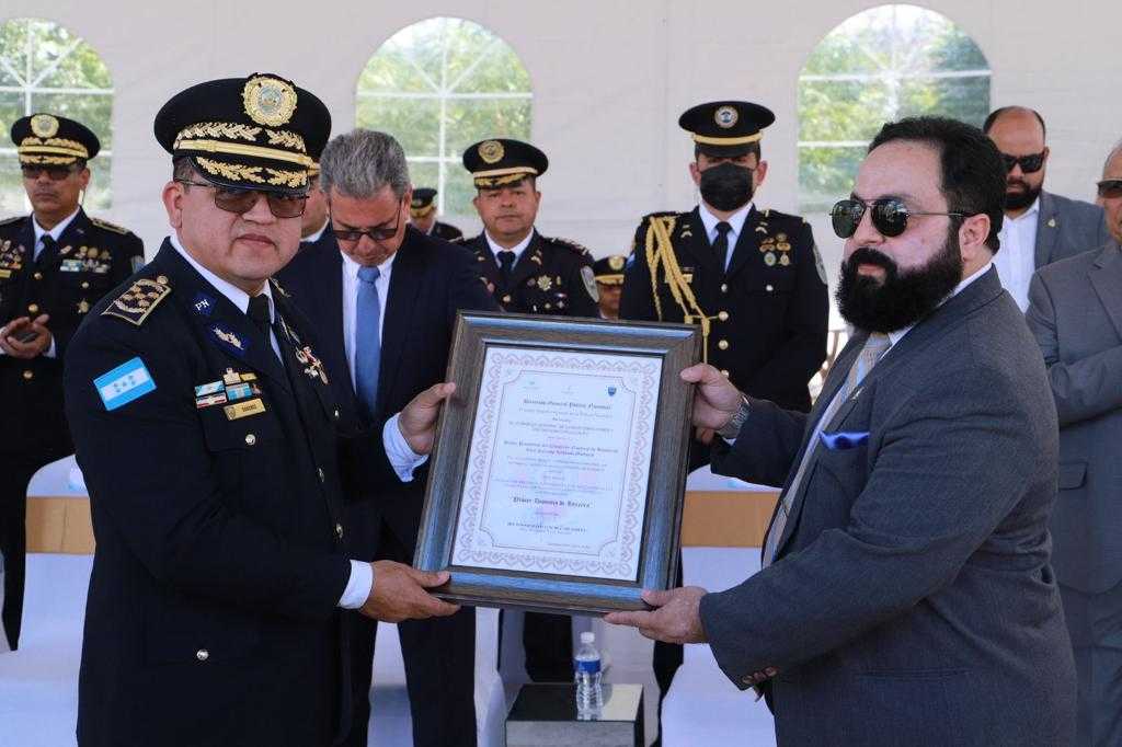 Presidente Redondo participó en ascensos de la Policía Nacional
